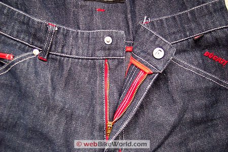 Esquad牛仔裤——飞和腰部的特写镜头