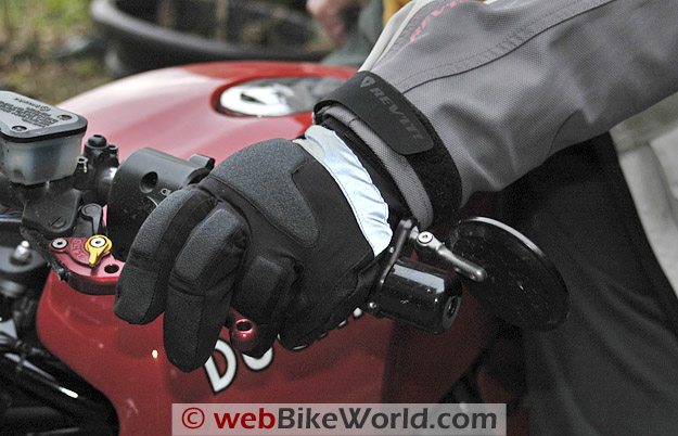 Warmthru电池加热手套——在摩托车上