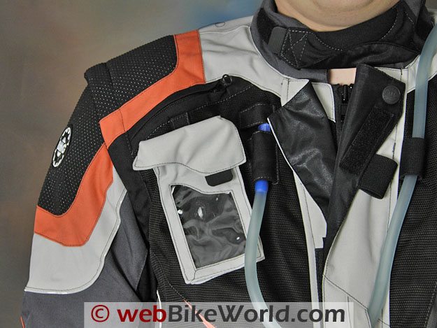 英国摩托车齿轮冒险夹克——手机的口袋里
