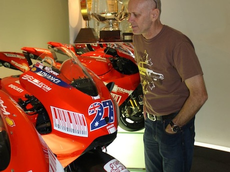 杜卡迪博物馆的MotorbikeWriter朝圣买家