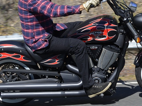 摩托车的牛仔裤