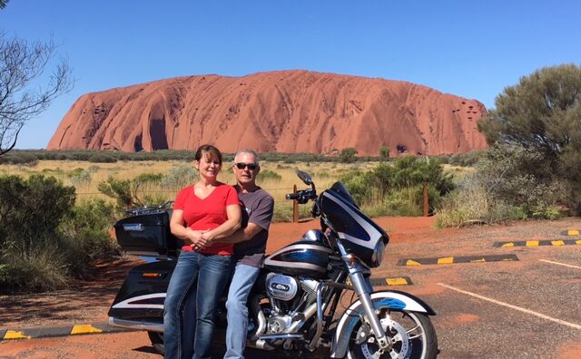 来自布里斯班的加拿大夫妇戴安娜·施洛夫和罗兰·施洛夫沉迷于骑摩托车环游澳大利亚和他们的家乡北美。