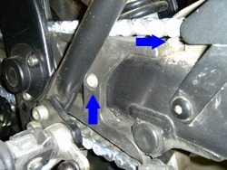 固定橡胶链护套的两个Torx螺栓的位置。