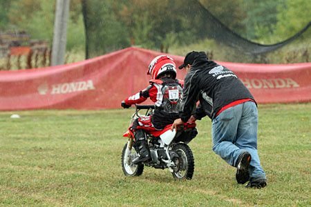 儿童摩托车越野训练-教练推动