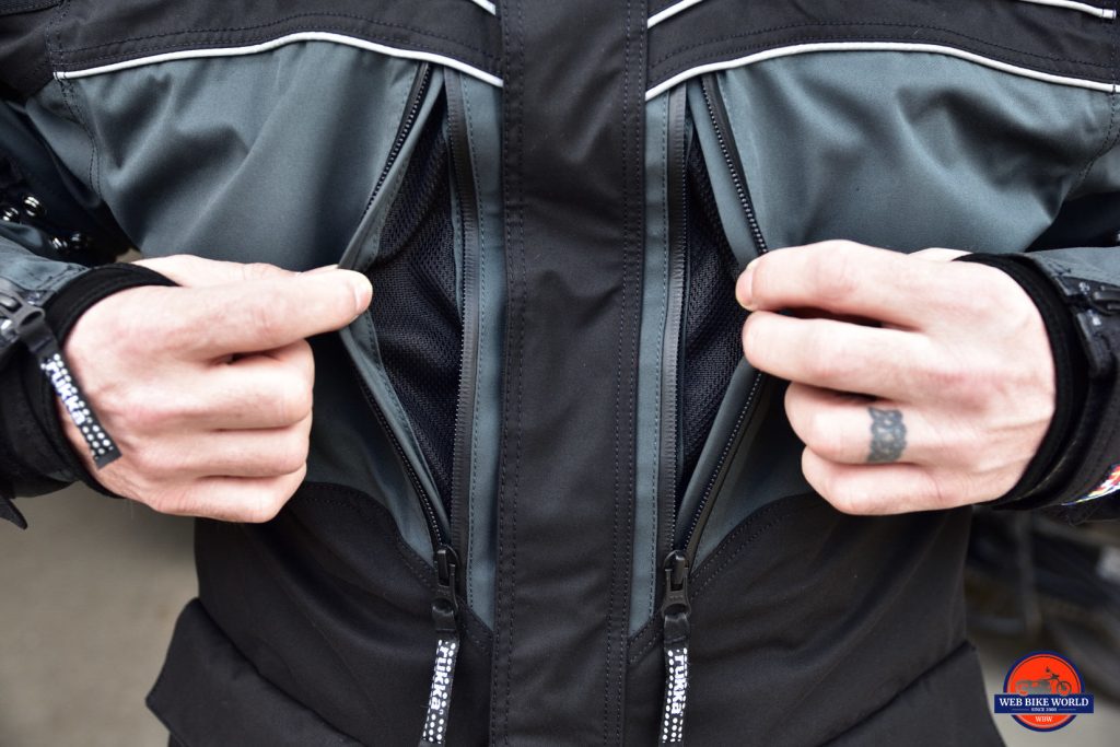 Rukka ROR夹克前面特写与主拉链两侧未拉链隐形口袋