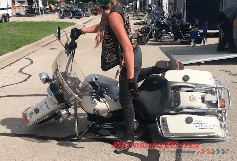 如何挑选一个重型摩托车Kaitlin莱利