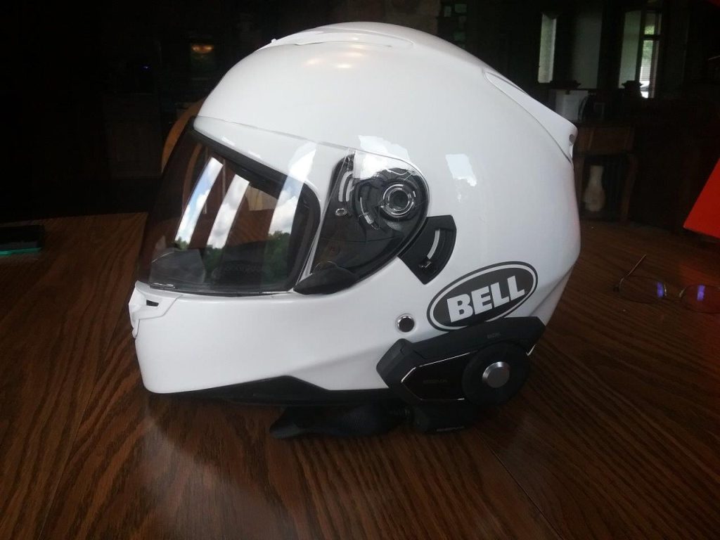 白铃RS-2头盔侧视图与SENA 30k设备连接
