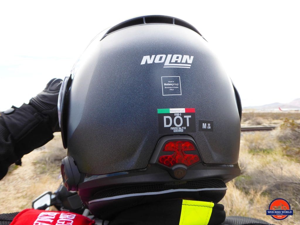诺兰N100-5头盔的后视图N-Com B901L和ESS光安装。