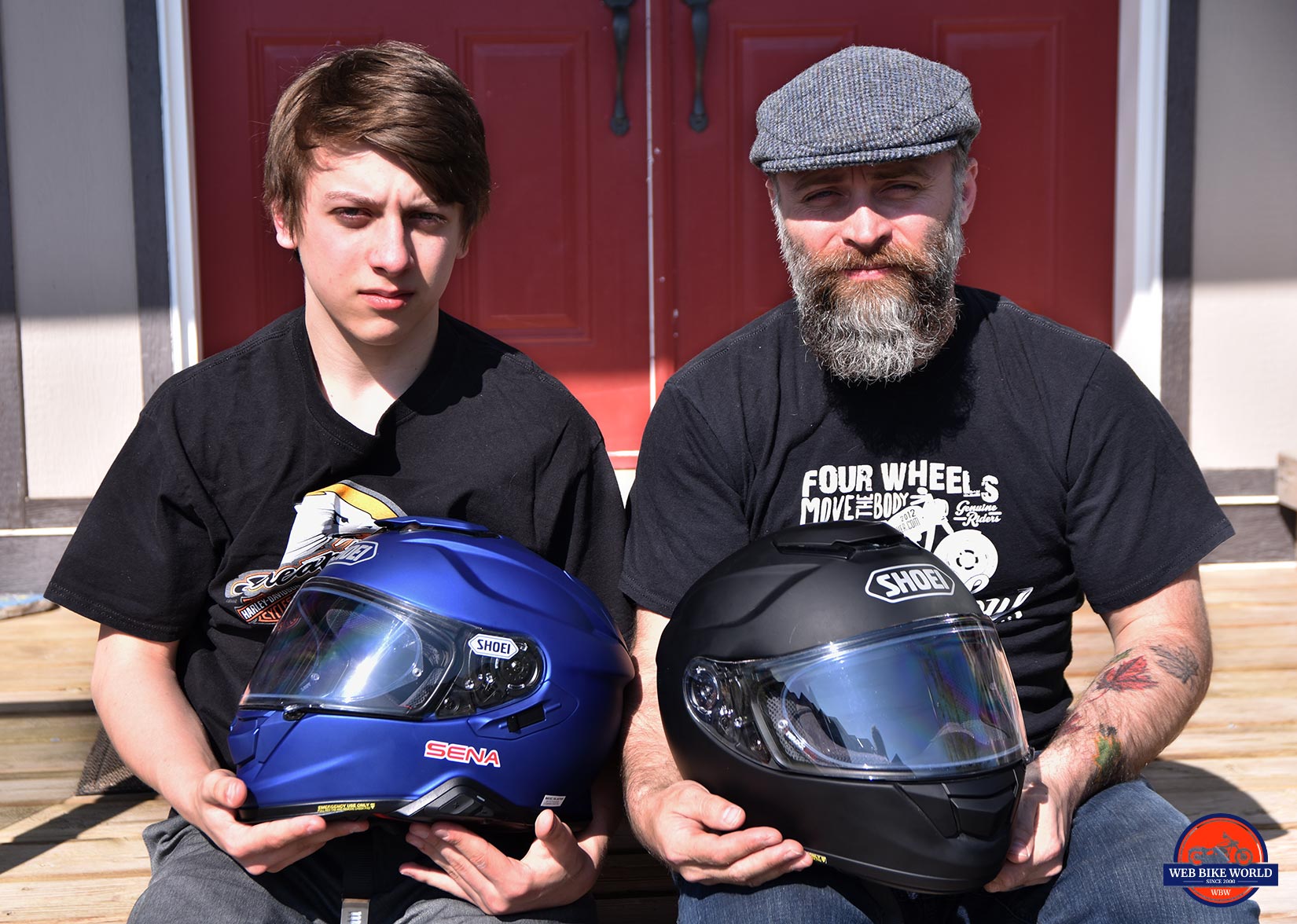 父亲和儿子拿着Shoei GT空气和GT空气II头盔。