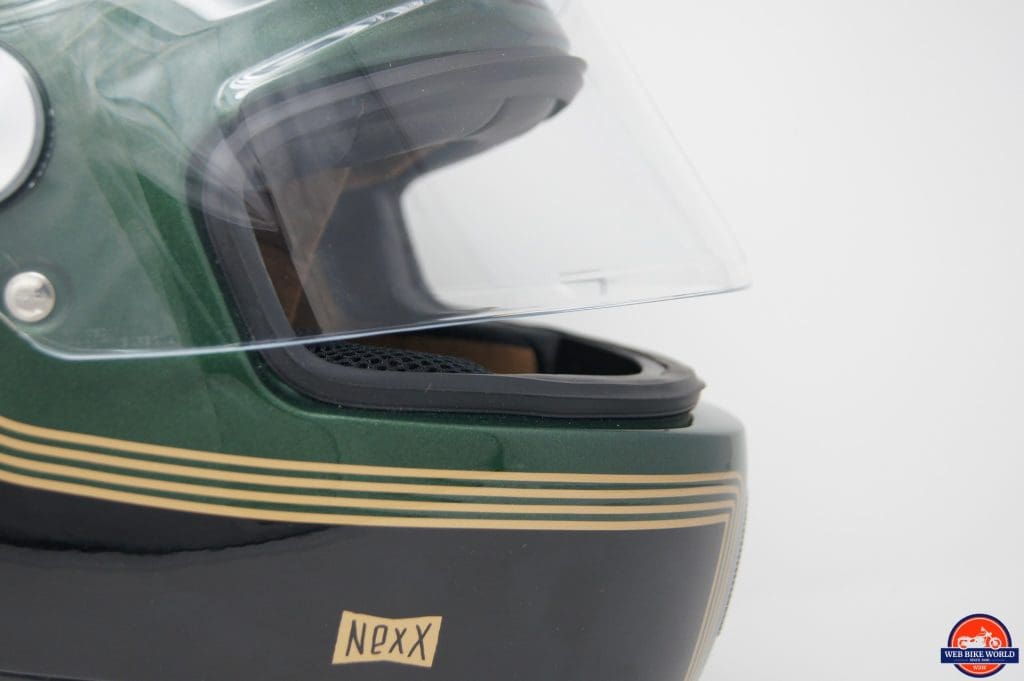 NEXX X.G100赛车摩托场头盔侧面视图与遮阳板略打开