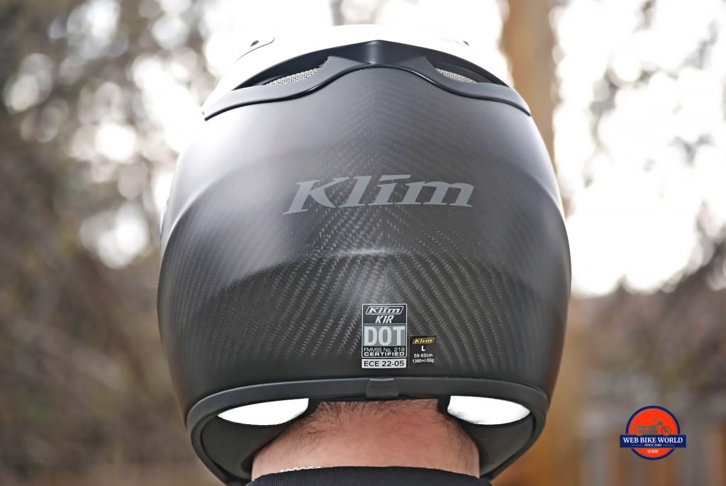 KLIM K1R Raw carbon头盔背面视图戴在Gerry上
