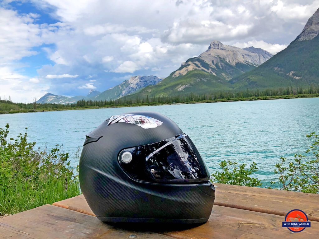 湖边的Klim K1R头盔。