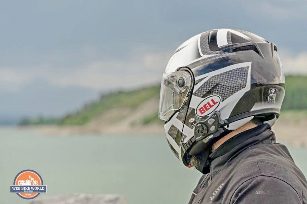 乐新FT4安装在贝尔SRT模块化头盔上。
