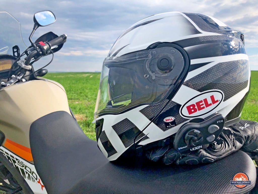 乐新FT4安装在贝尔SRT模块化头盔上。
