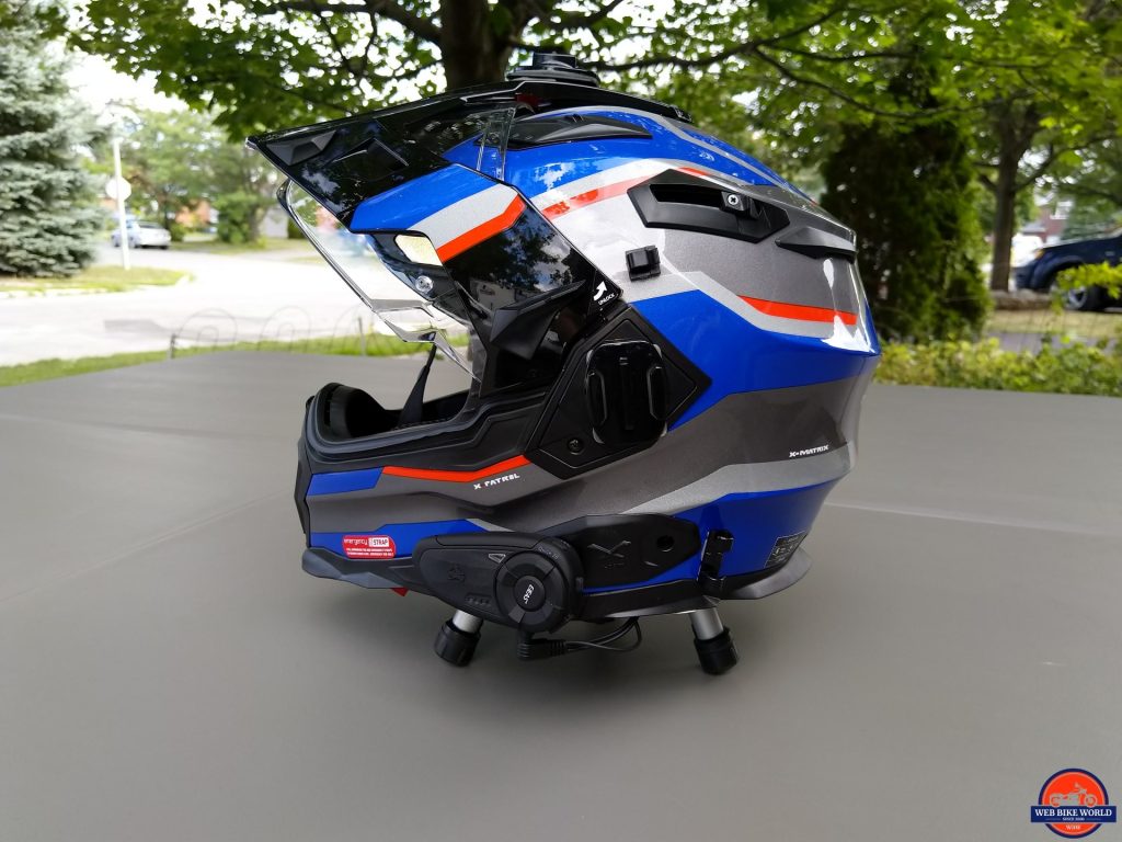 安装在NEXX X.WED2巡逻头盔上的EJEAS Quick 20蓝牙头盔系统
