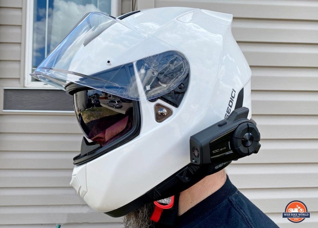Sedici Strada II头盔Sena 10 c Evo安装。