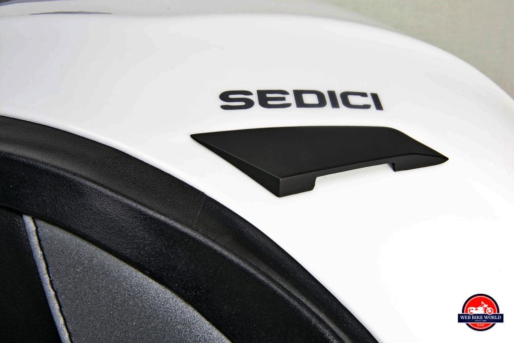 Sedici Strada II头盔排气孔。