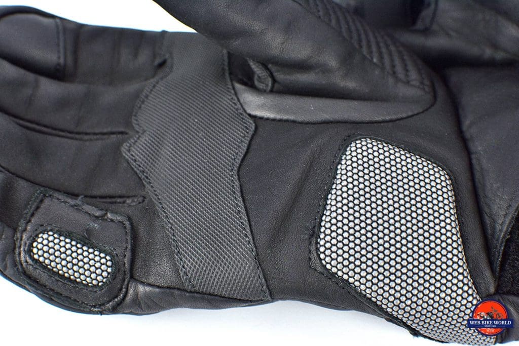 Gerbing Vanguard加热摩托车手套上的超级织物补丁。