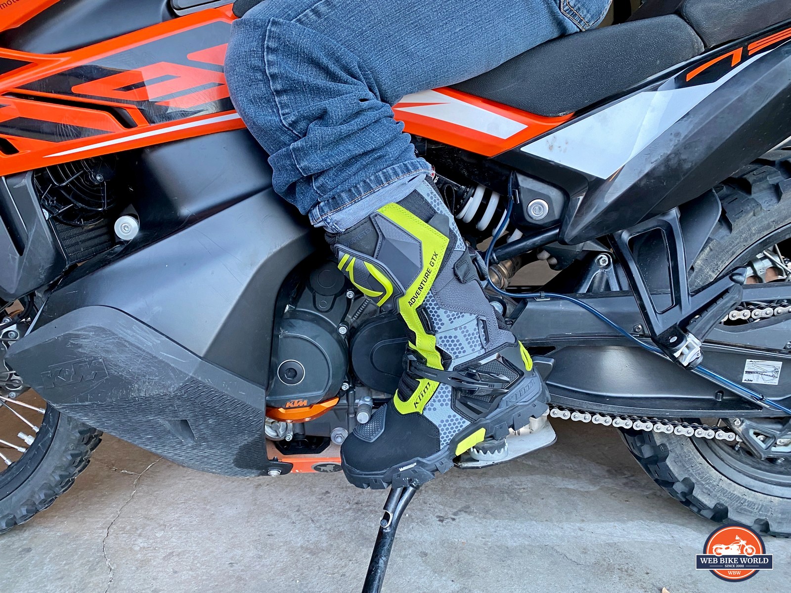 骑手穿着Klim GTX靴子的摩托车