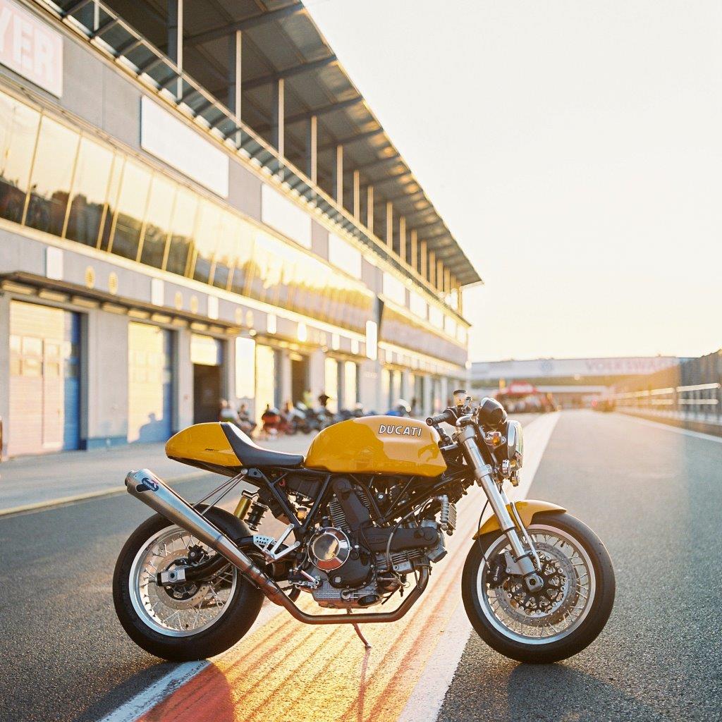 杜卡迪运动经典摩托车在赛道上日落