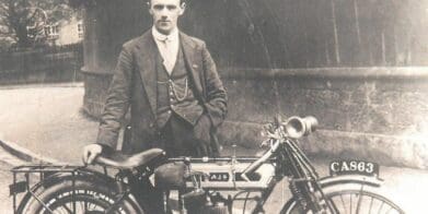 比利·琼斯和他的350 cc五角,骑在1914年的初级TT