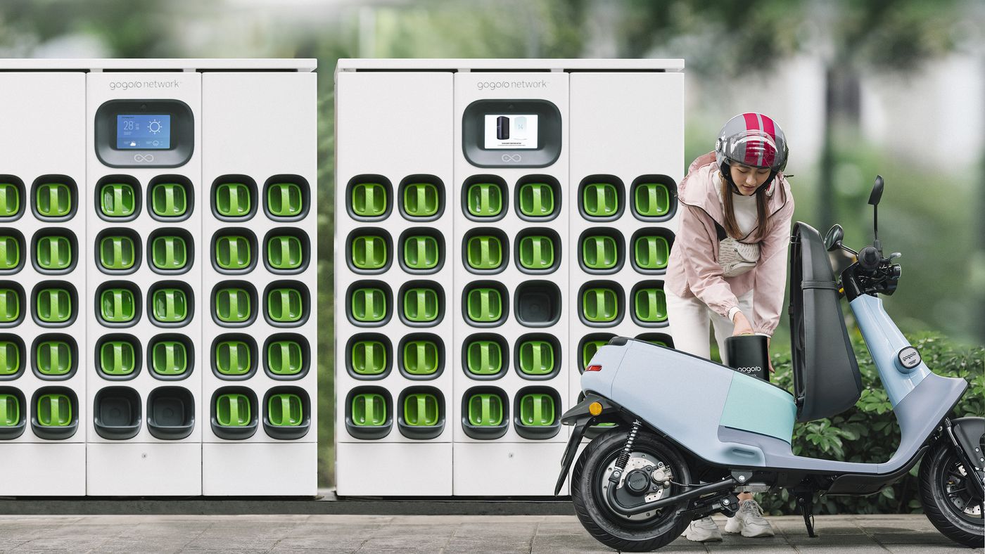 女孩交换电池的电动自行车在Gogoro车市平台