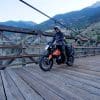 骑我的KTM 790冒险摩托车在木桥上。