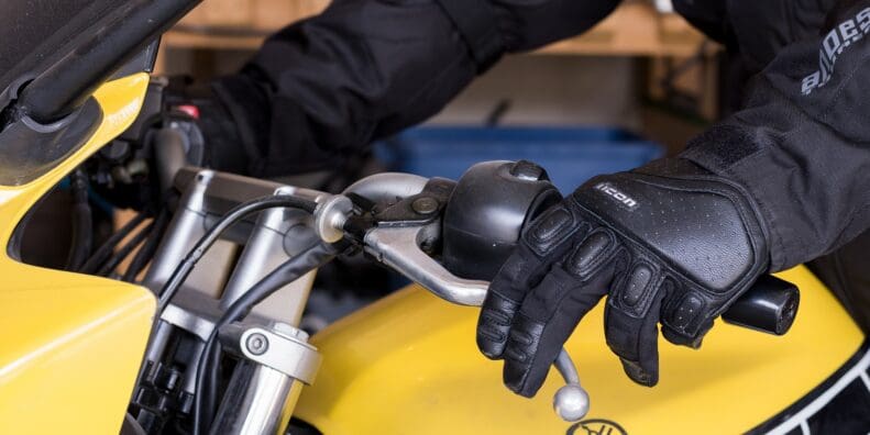 西蒙·伯特伦穿着超耐用的二世手套按下离合器的图标