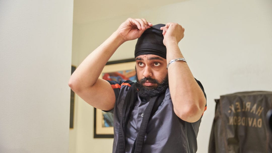 一位加拿大锡克教徒正在试戴“硬汉头巾”