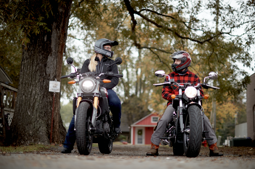 两个享受印度摩托车租赁计划的骑手