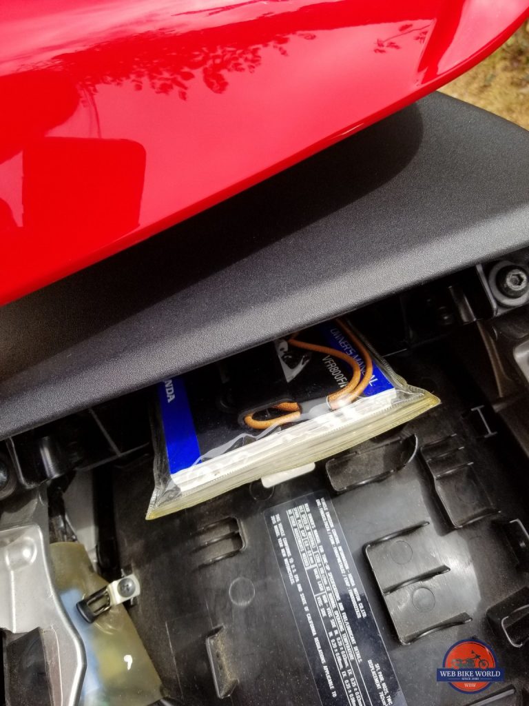 GPS追踪器在乙烯基袋的车主手册储存在插槽的尾部存储