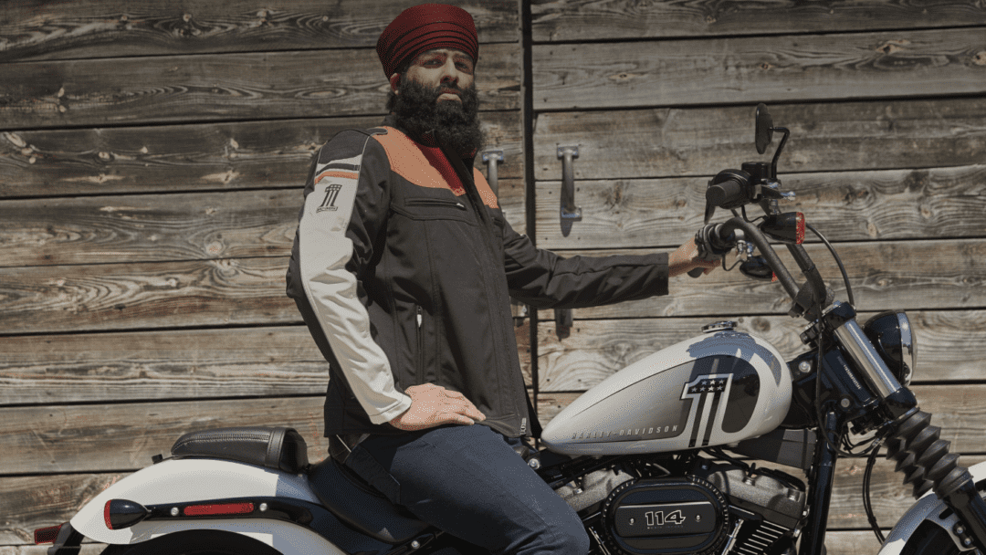Shamsher Singh Sidhu是一名锡克教摩托车手，他正在试戴“硬汉头巾”