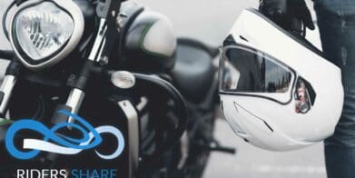 边的一辆摩托车的图片挂头盔,礼貌的乘客共享租赁项目
