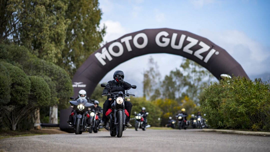 骑行者利用Moto Guzzi体验的视角