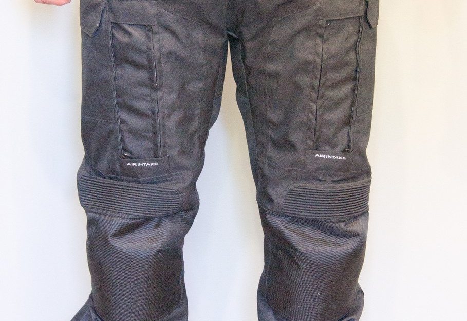 鹰头狮摩托印第裤子的正面视图与CE级别的装甲