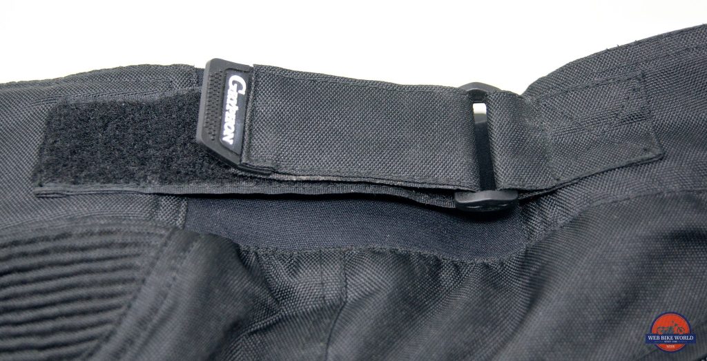 鹰头狮摩托印第裤的腰部可调节魔术贴的观点。