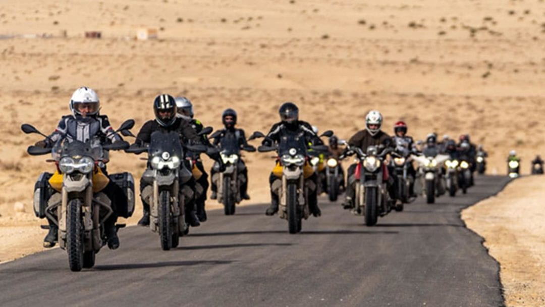 一个观点的骑手利用在突尼斯的Moto Guzzi体验