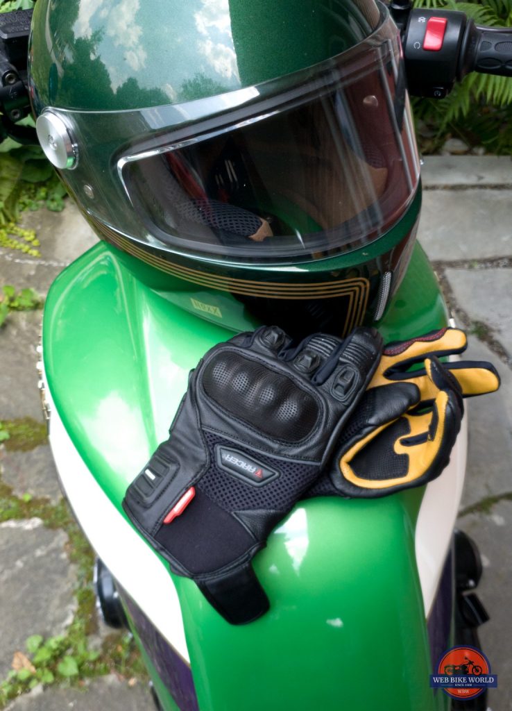 Pitlane手套和头盔坐在摩托车燃油箱的顶部