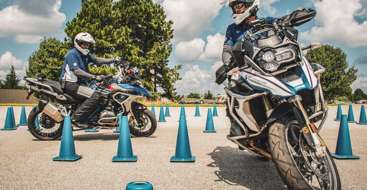 宝马摩托车骑手将他的新技能从宝马摩托车安全课程中充分利用