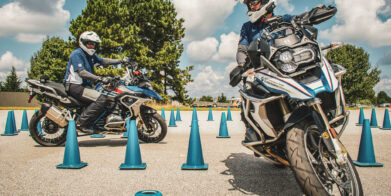 一辆宝马摩托车骑手将他的宝马摩托车安全课程的新技能良好的使用