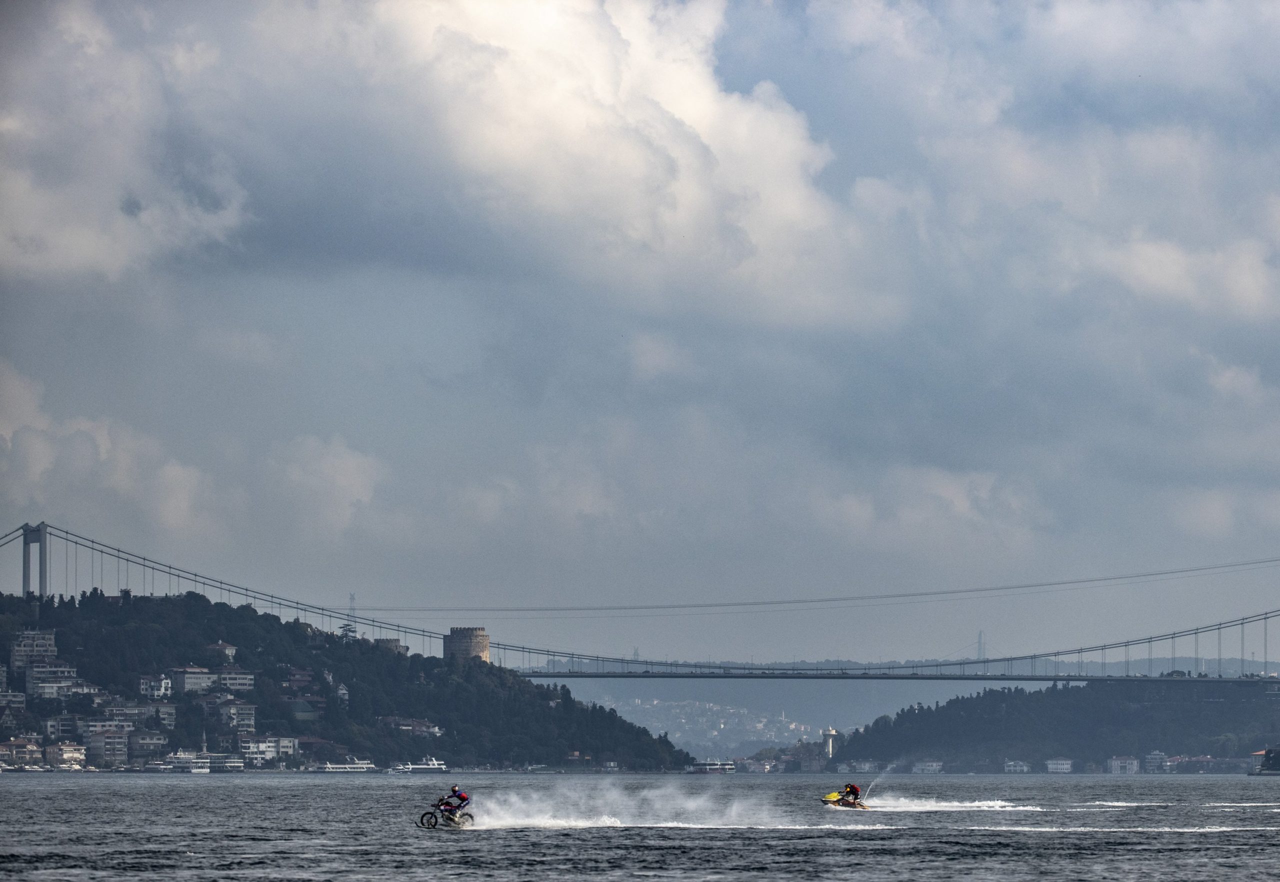 一幅罗比·麦迪森在伊斯坦布尔海峡上骑行的景象，还有一段记录这段经历的滑雪录像