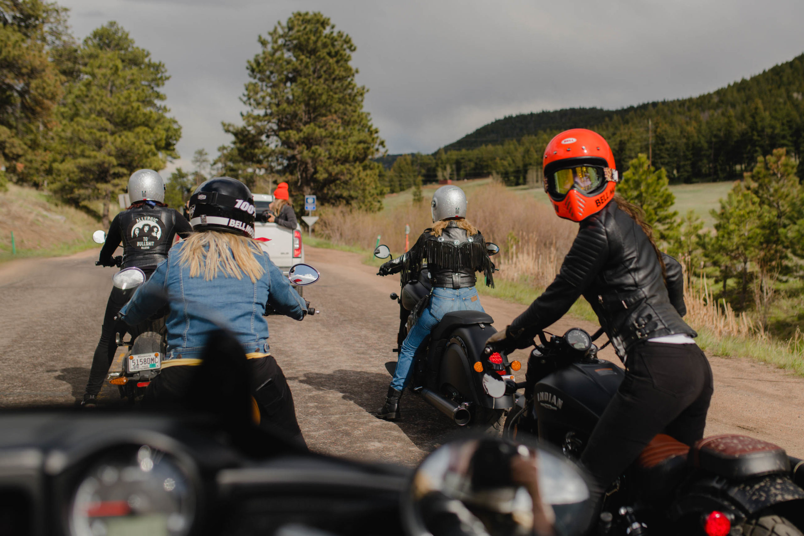 看到女骑摩托车的人在野外吉普赛之旅,享受骑在一起