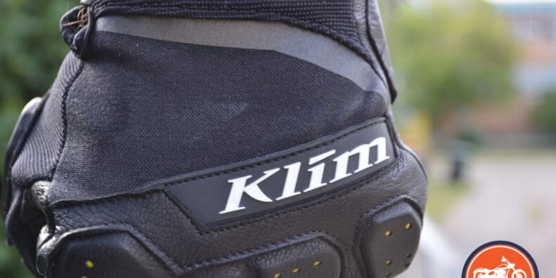 KLIM达喀尔Pro手套的视图,显示品牌商标和手