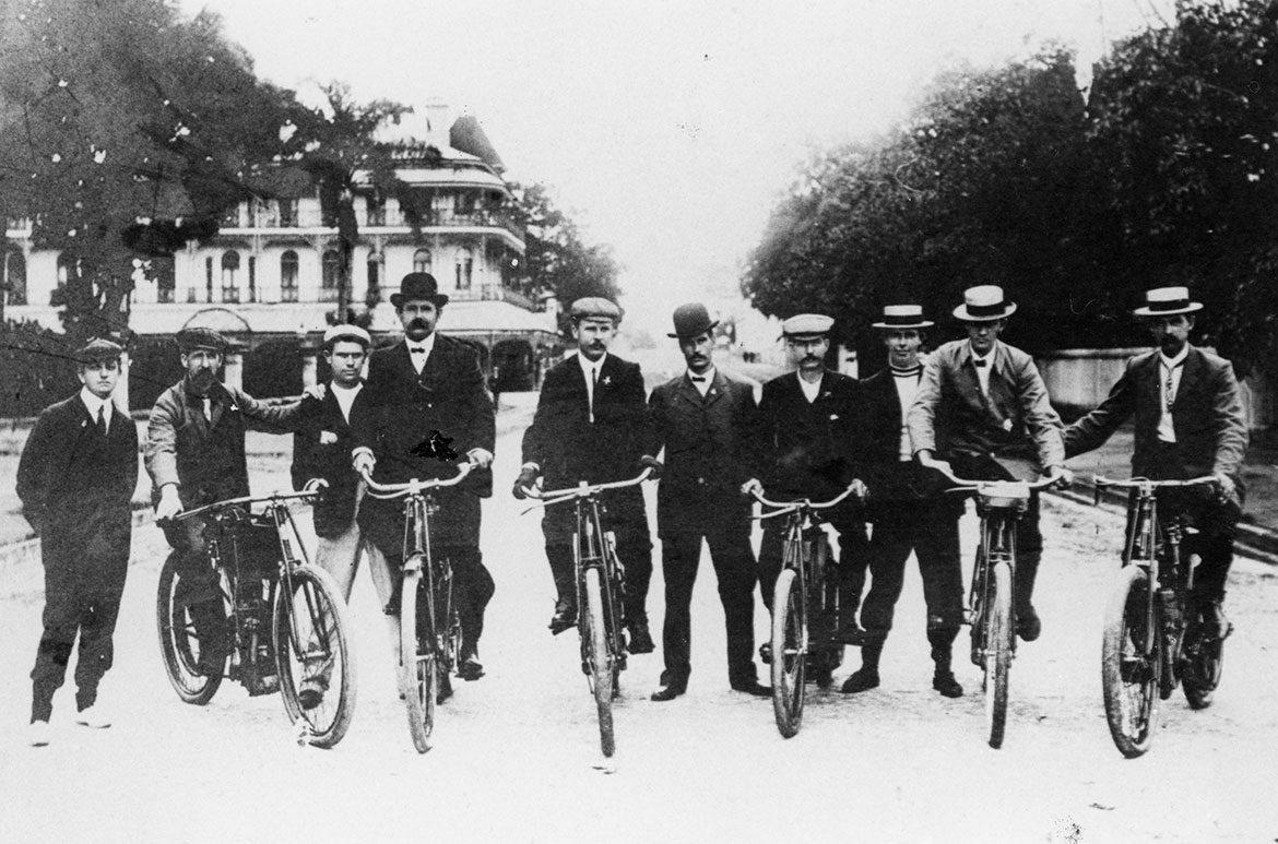 1907年，早期澳大利亚摩托车手在布里斯班议会大厦外