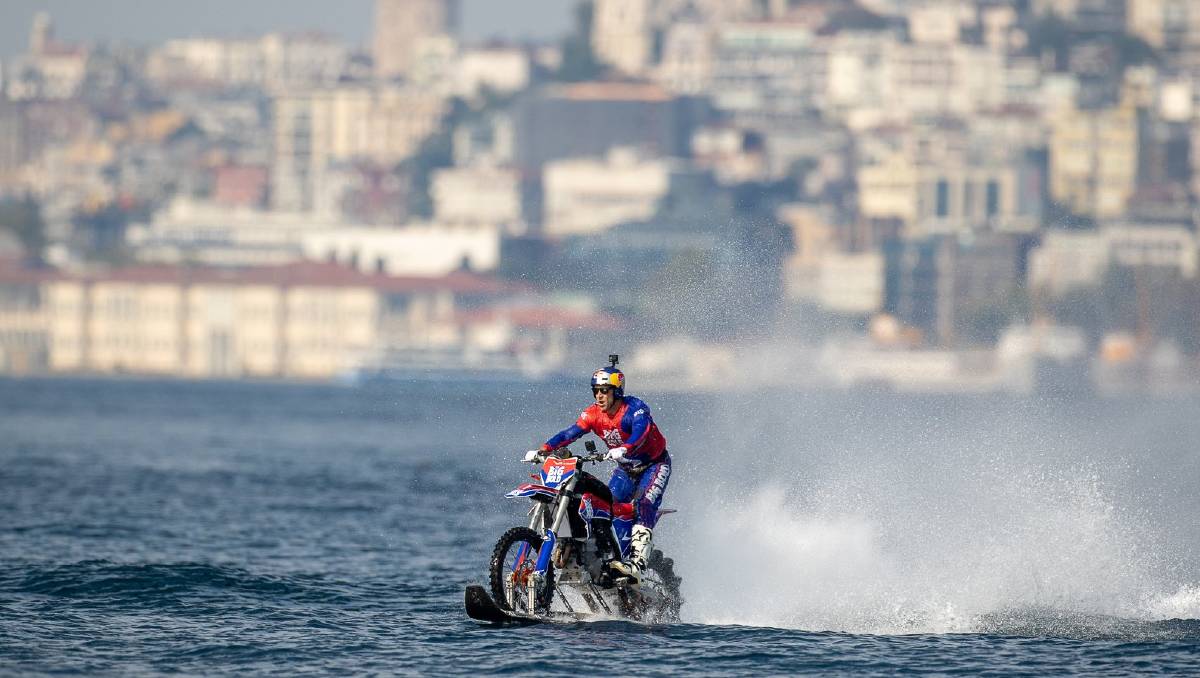 Robbie Maddison骑着他的定制水上自行车穿过伊斯坦布尔海峡