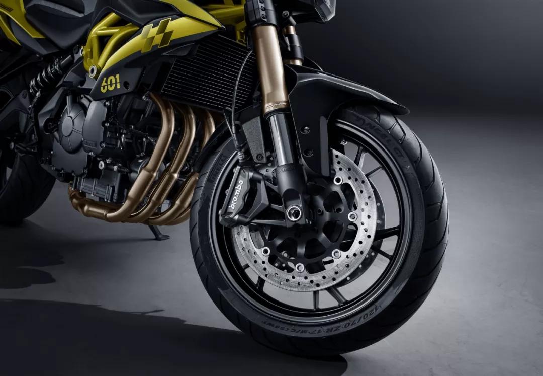 前轮的视图和Brembo刹车不知名的新摩托车Lynk & Co的基于Benelli TNT 600