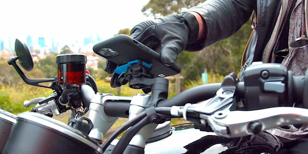 一个观点的骑手尝试QuadLock手机安装与可选的振动阻尼器