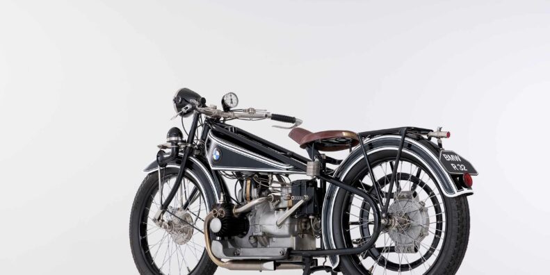 一辆宝马R32摩托车从1932年一个工作室