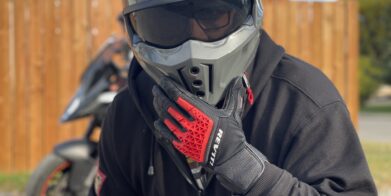 骑手穿着牧师凯特砂4手套与蝎子隐蔽的黑色和红色X头盔