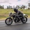 塔斯马尼亚州一条安静的道路上的Thruxton Bonneville街杯摩托车